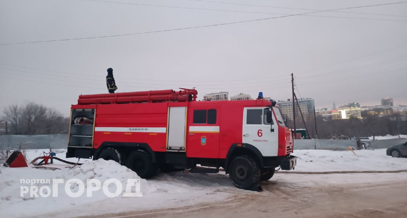 В поселке Вурнары во время прогрева замерзших труб загорелась квартира