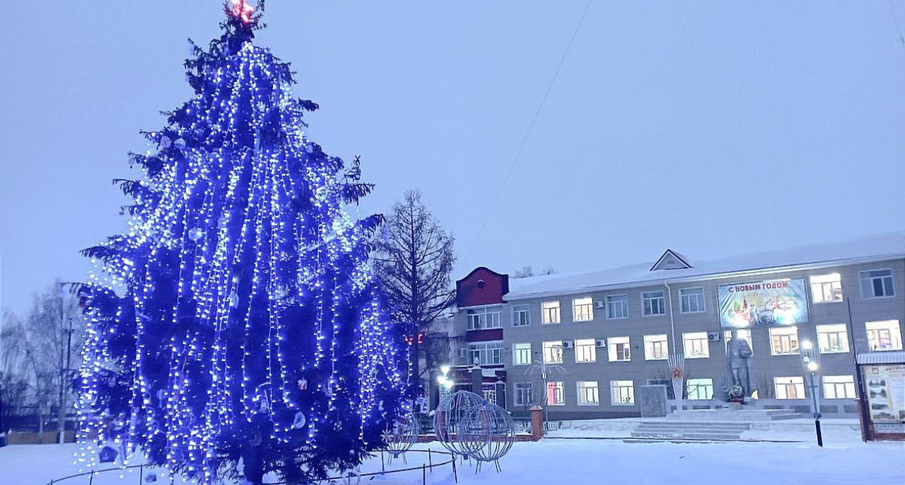 Районы Чувашии нарядили свои елки: как украсили главные площади к Новому году