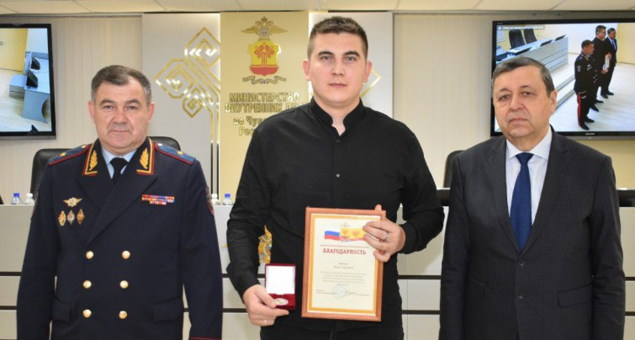 Таксист из Чебоксар помог трем пенсионерам, которые едва не стали жертвами мошенников