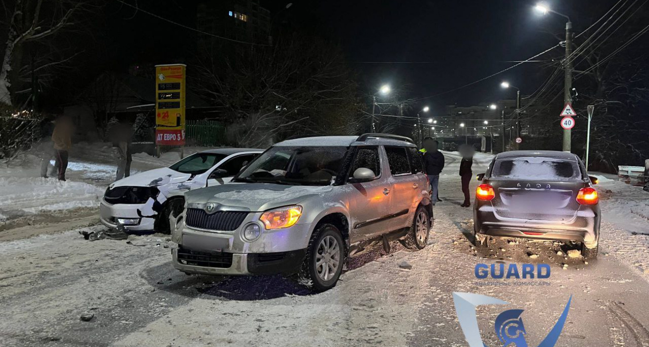В Чебоксарах ночью столкнулись две "Шкоды" и "Гранта"