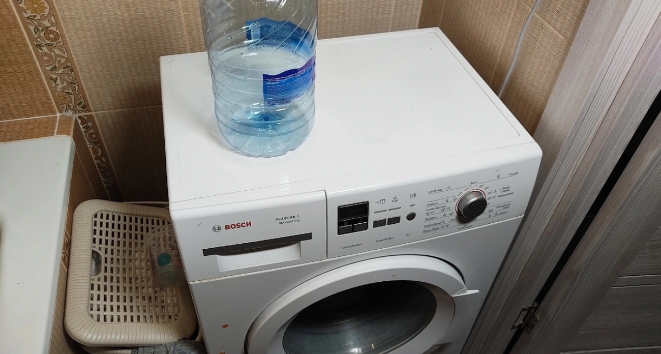 Полезные лайфхаки за неделю: коврик из FixPrice и бутылка за стиральной машинкой