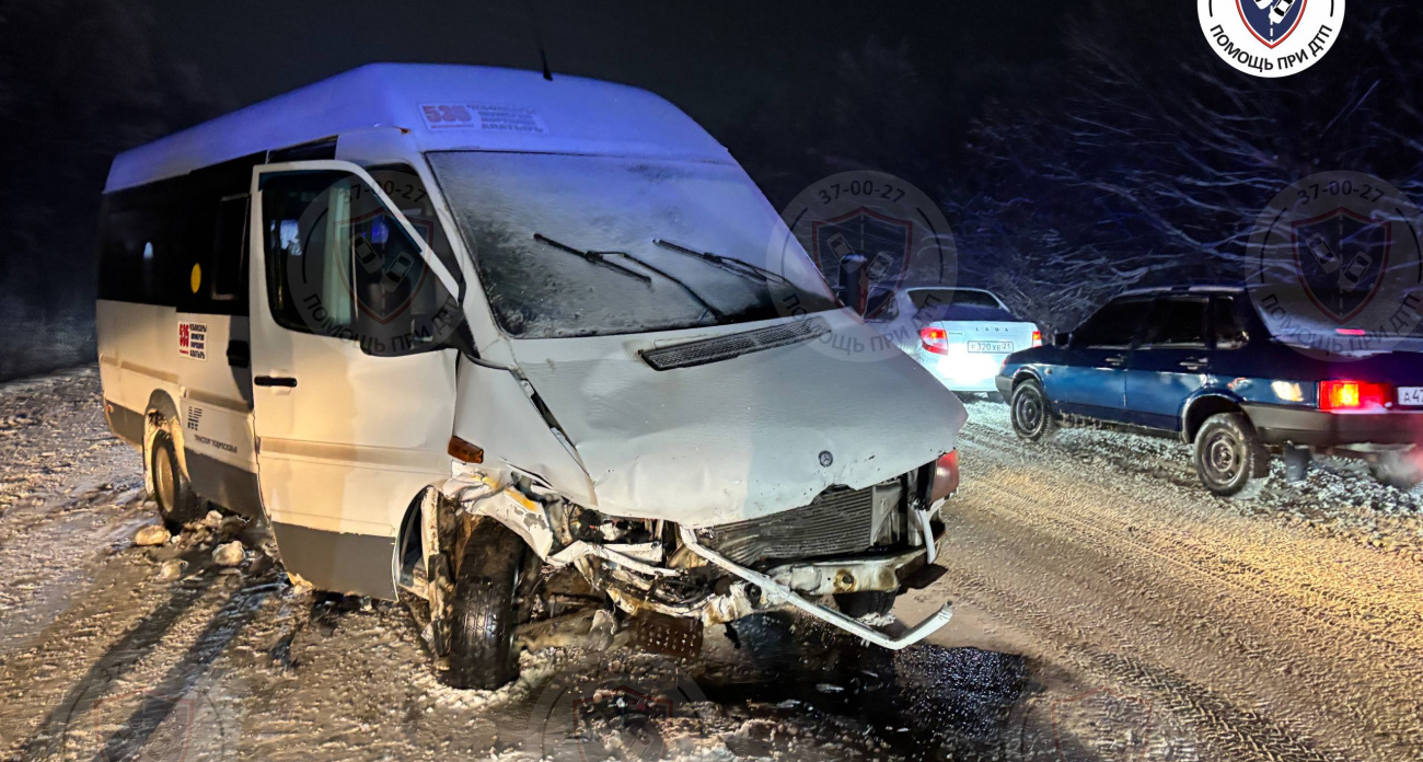 В Чебоксарском районе легковушка врезалась в маршрутку с пассажирами