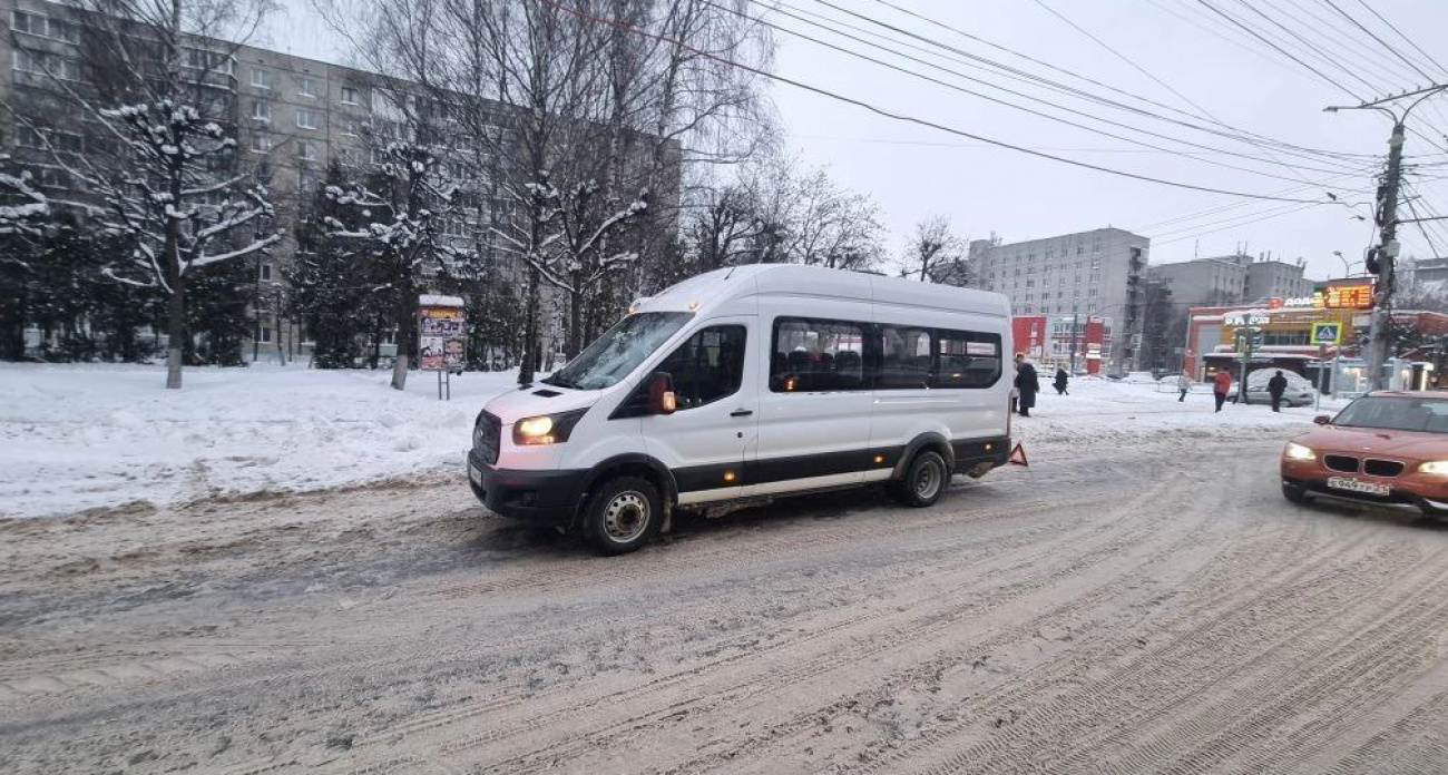 В Чебоксарах маршрутка наехала на девушку, которая случайно упала ей под колеса