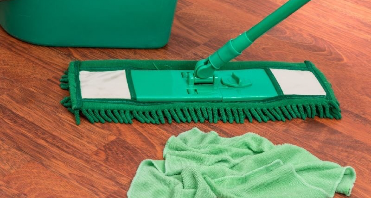 Полы будут блестеть от чистоты минимум неделю: добавьте при мытье всего одну ложку средства из аптеки