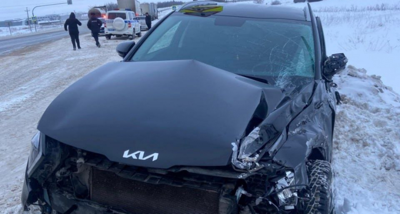 В Батыревском районе внедорожник влетел в грузовик: двое пострадавших