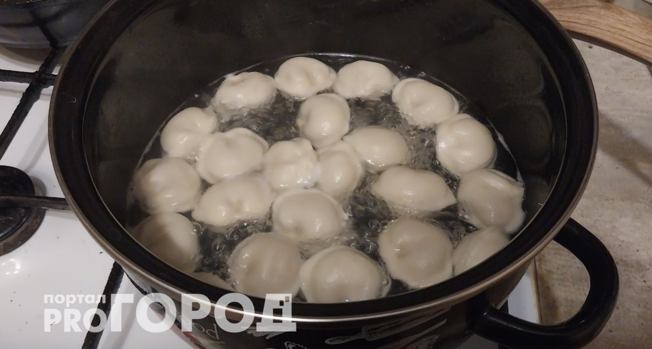 Хватит портить: в какую воду класть пельмени, чтобы они не слипались и не разваливались – горячую или холодную 