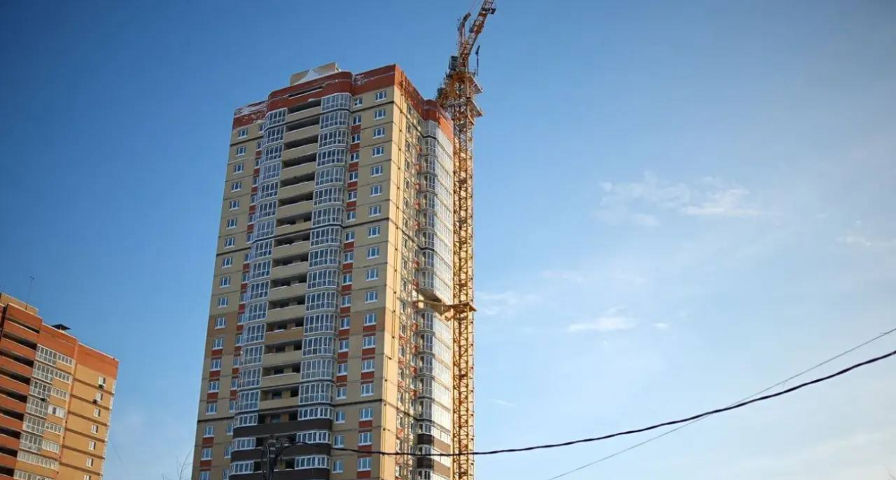 На стройке проблемного ЖК "Кувшинка" не хватает рабочих: свои квартиры там ждут 590 дольщиков