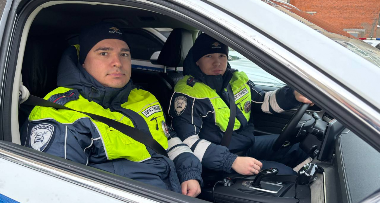 В Чебоксарском районе гаишники помогли беременной женщине, которой стало плохо во время движения