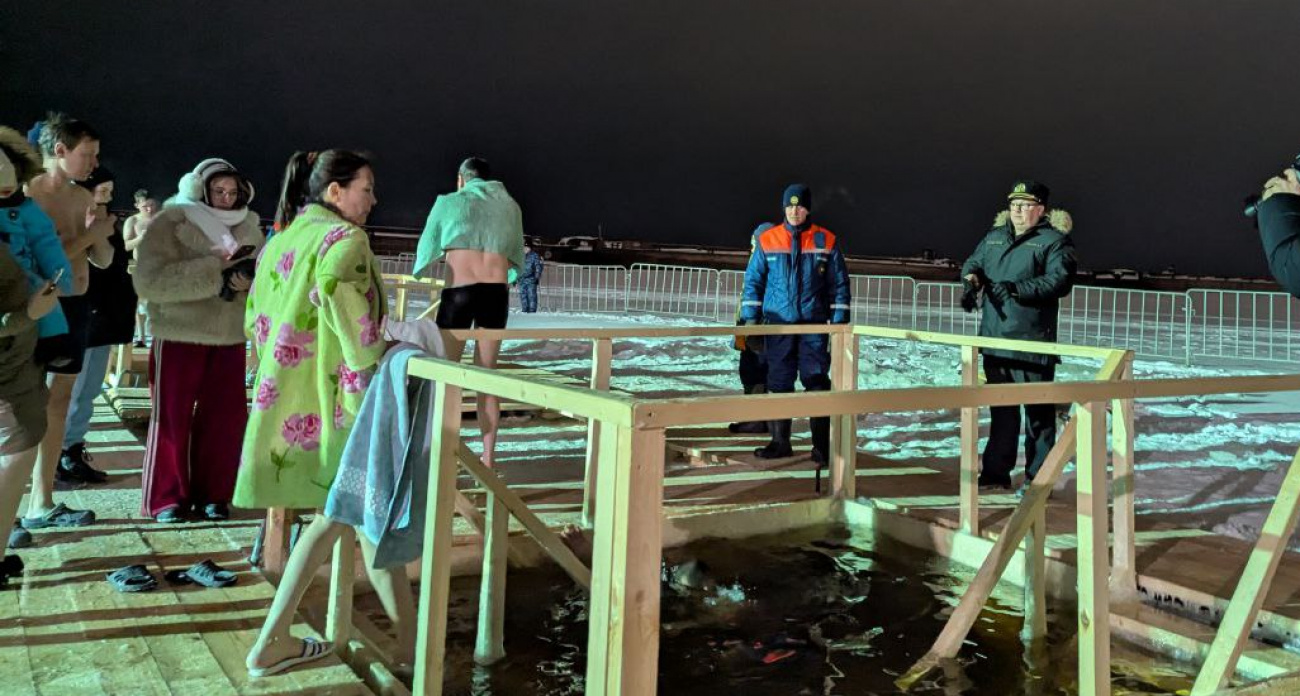 Как в Чебоксарах прошли крещенские купания: несмотря на поздний час, желающих было много