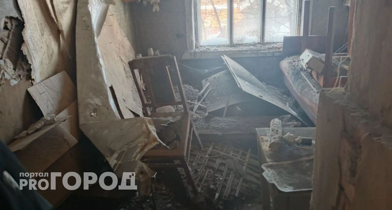 Построенный еще при царе жилой дом в Алатыре рассыпается на глазах, но не попал под расселение: люди разъехались и платят за эти трущобы