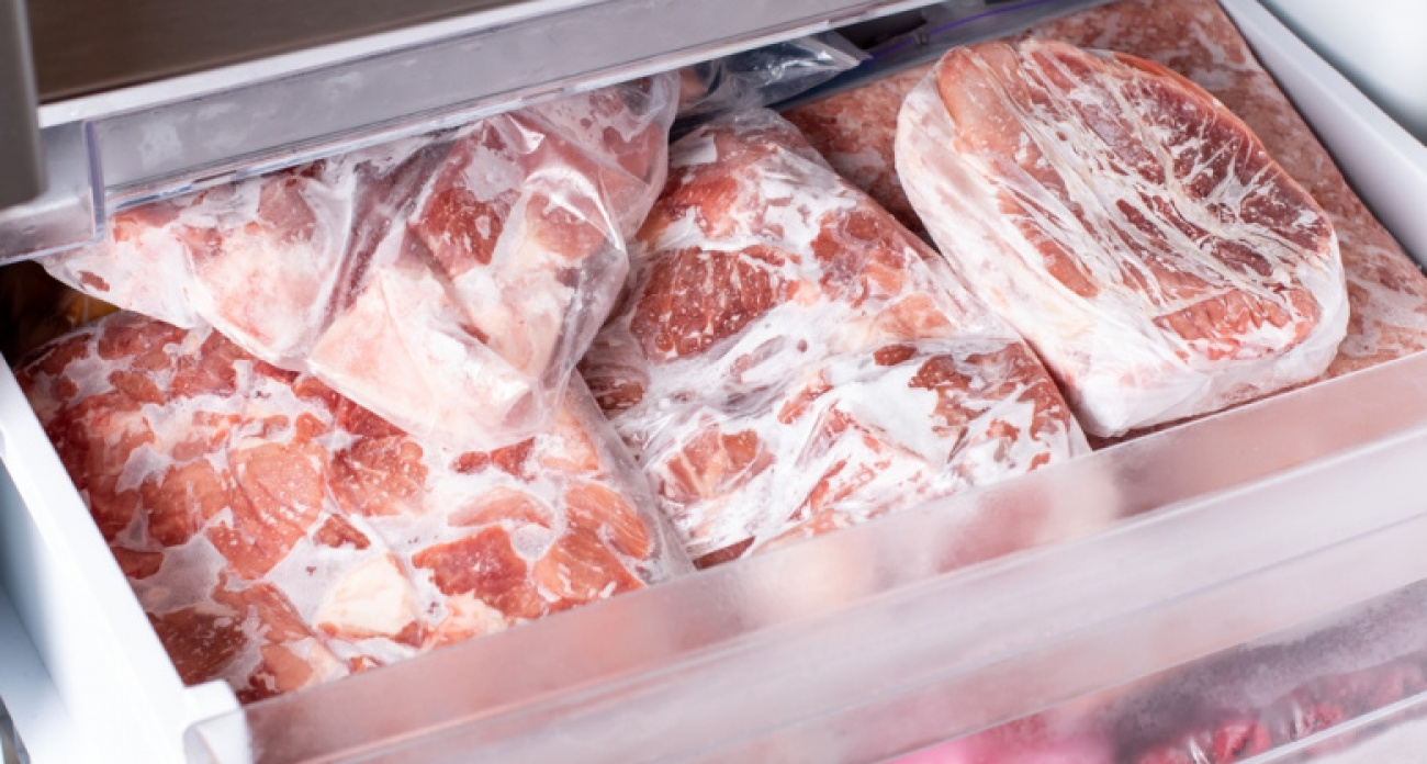 Нельзя хранить месяцами: эксперты рассказали, по какому признаку мясо из морозилки лучше выбросить