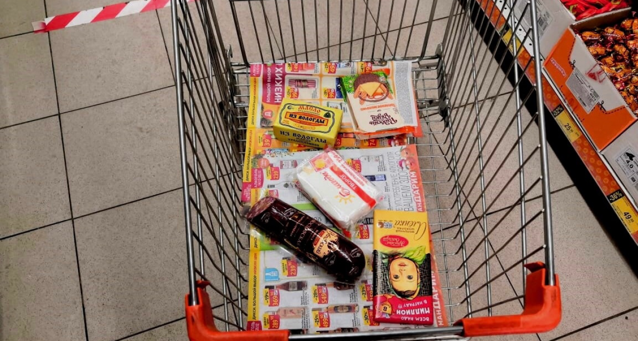 Смеялась, а теперь делаю так же: зачем стелить газету на дно тележки в магазине
