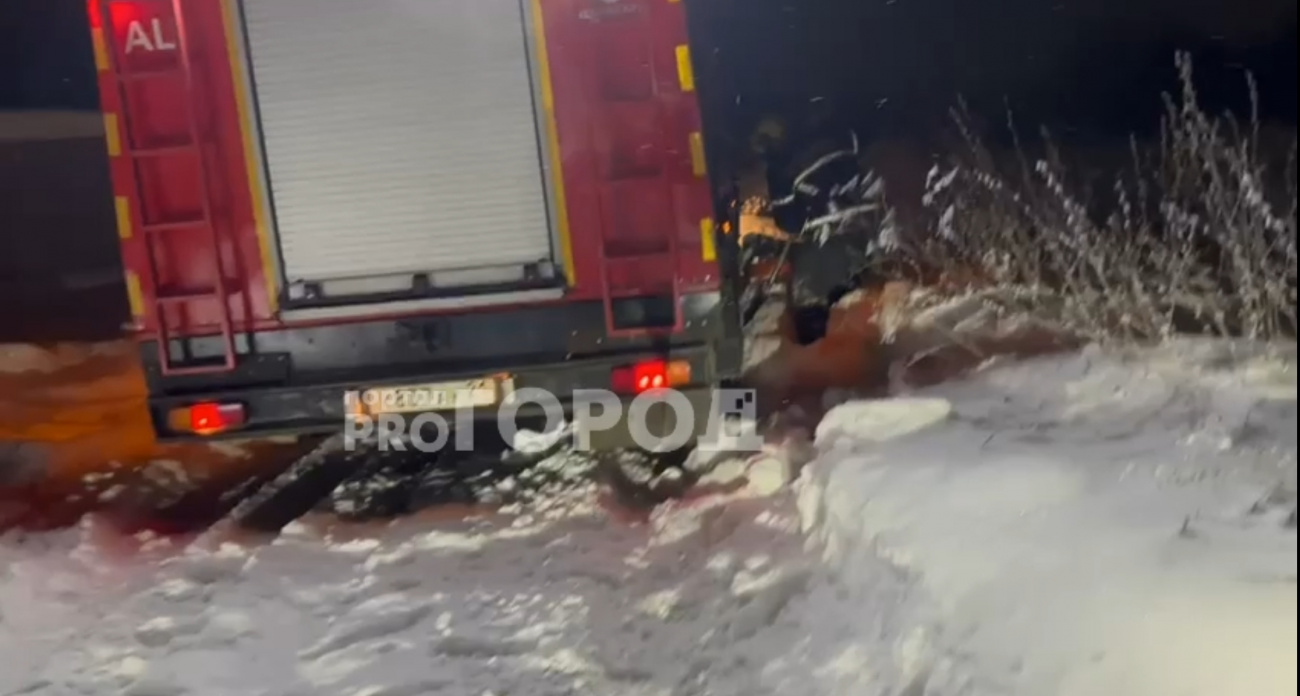В Чебоксарах выехавшим по вызову пожарным пришлось выкапывать себя из снега на дороге