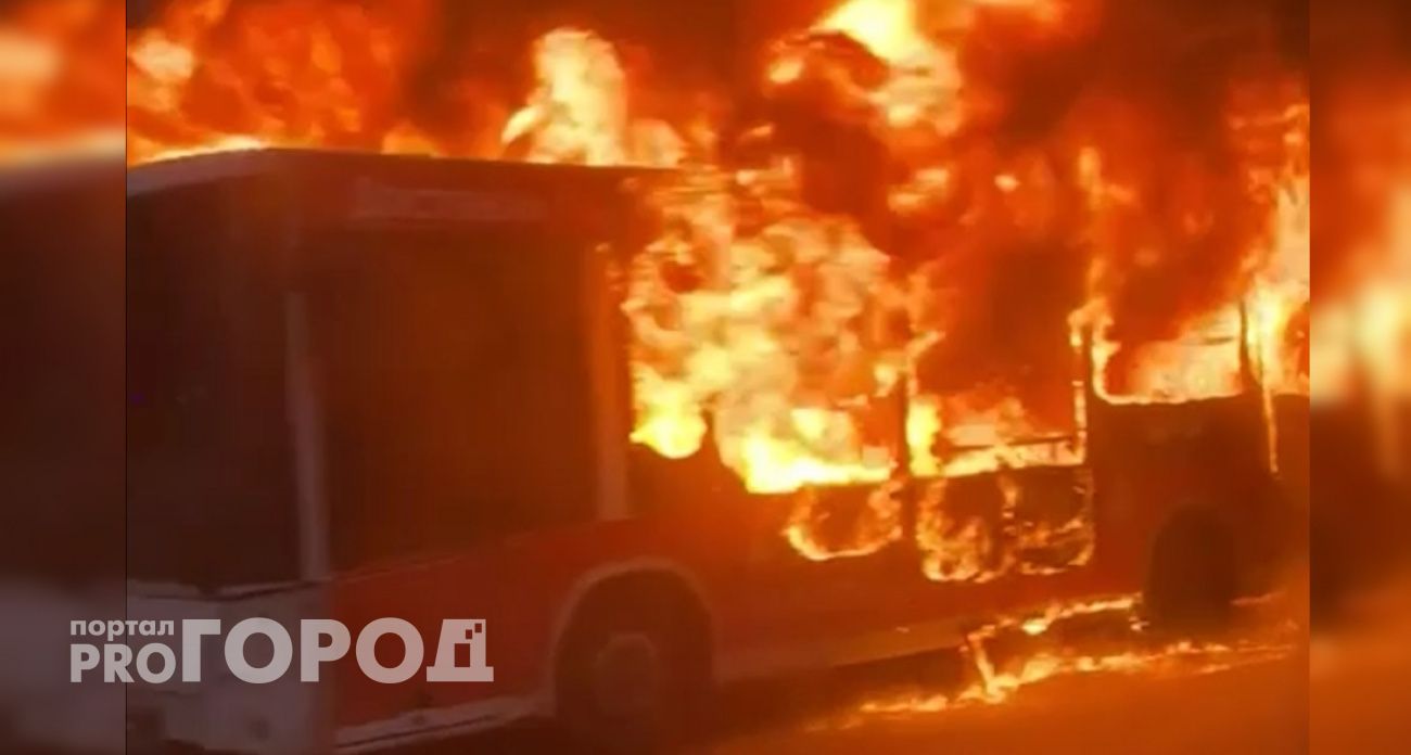 В Чебоксарах на остановке сгорел пассажирский автобус