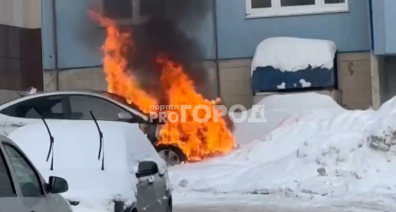 В Чебоксарах во дворе многоквартирного дома загорелось легковое авто