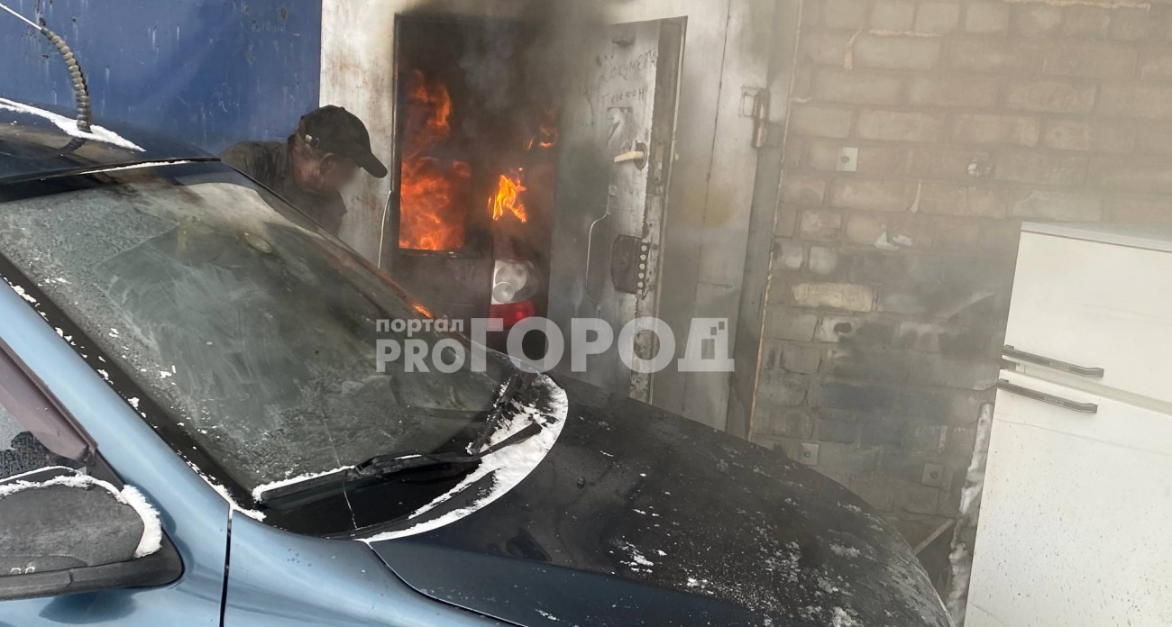 В Чебоксарах в Калининском районе в гаражном боксе вспыхнул пожар и перекинулся на второй
