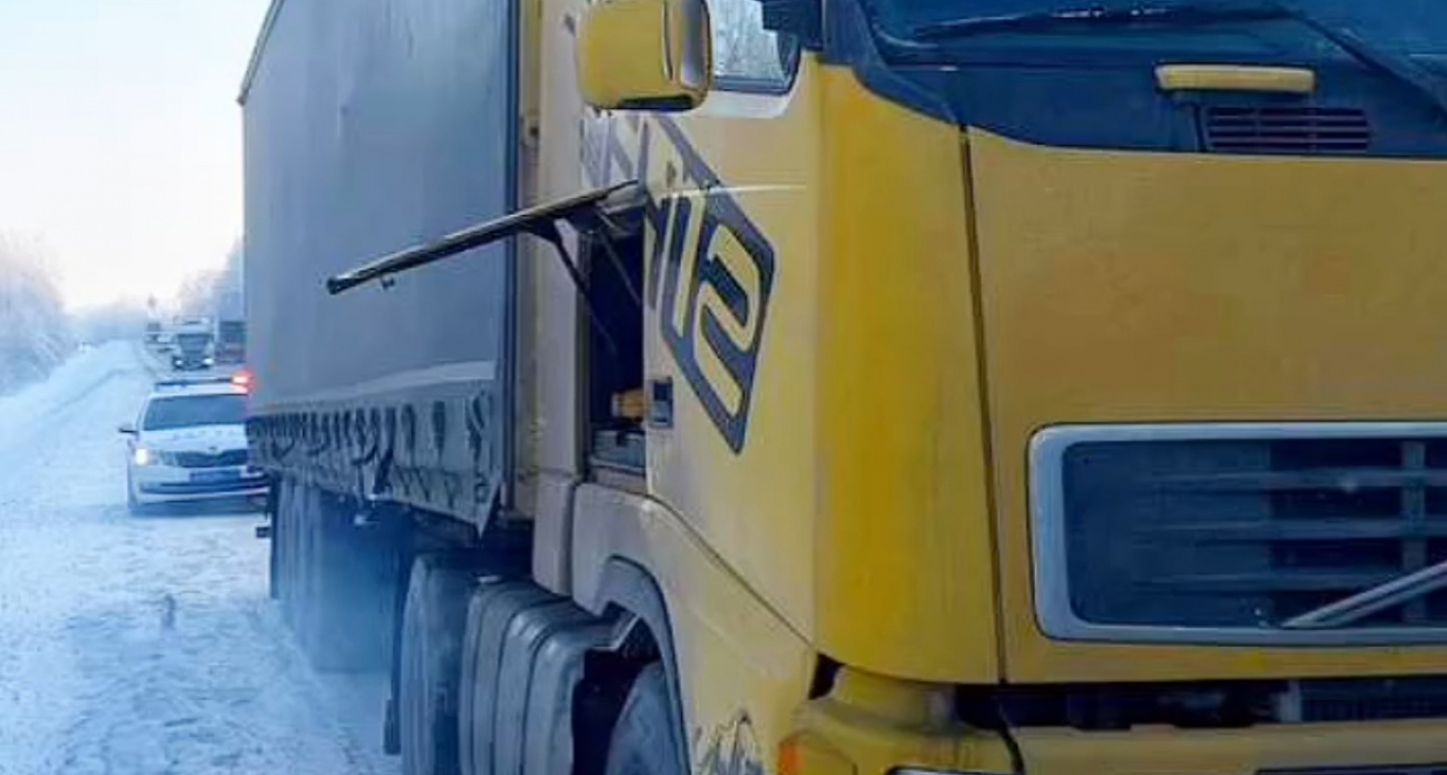 В Чувашии дальнобойщик два часа пытался "оживить" захглохшую посреди дороги фуру