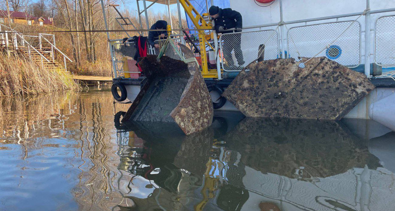 В водах Суры в Чувашии нашли затонувшую баржу