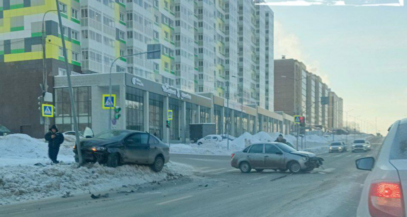 В Чебоксарах столкнулись две легковушки: одна из них врезалась в уличный фонарь, другая оказалась на пешеходном переходе