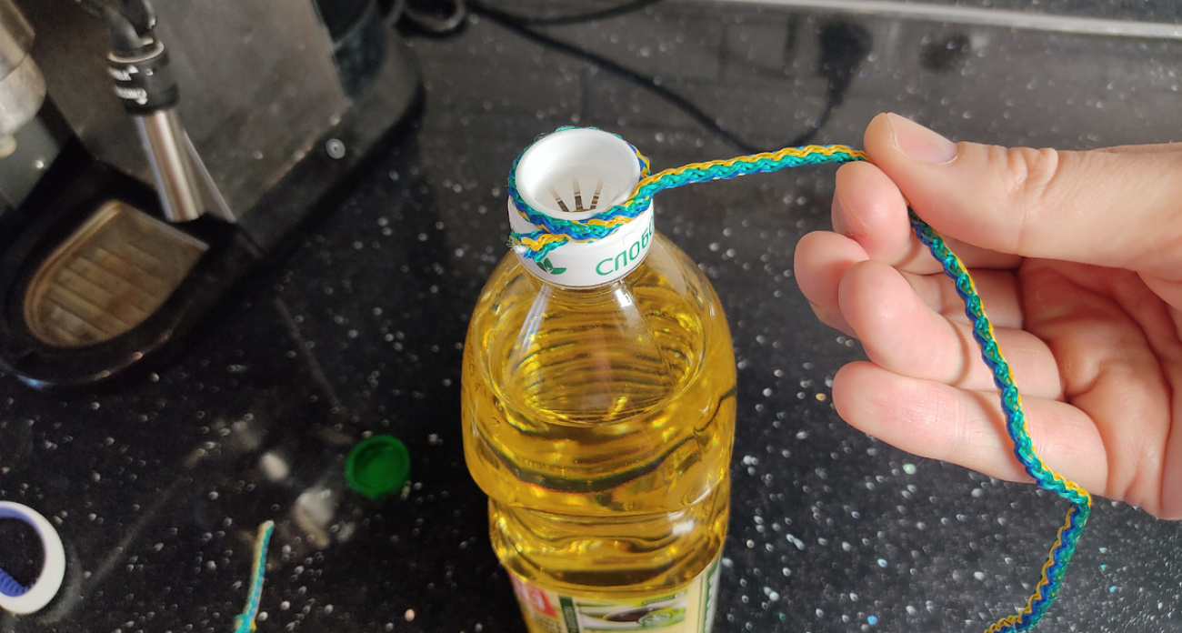 Почему я всегда привязываю нитку к бутылке масла: заменяет дорогой дозатор и экономит продукт