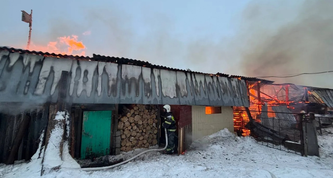 В Вурнарском районе посреди дня сгорело хозяйство местного жителя