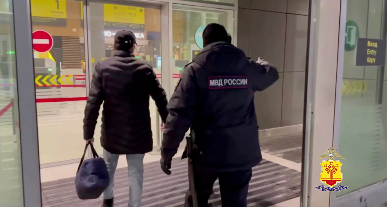 Полицейские проводили отсидевшего срок в Чувашии иностранца до аэропорта и отправили из страны