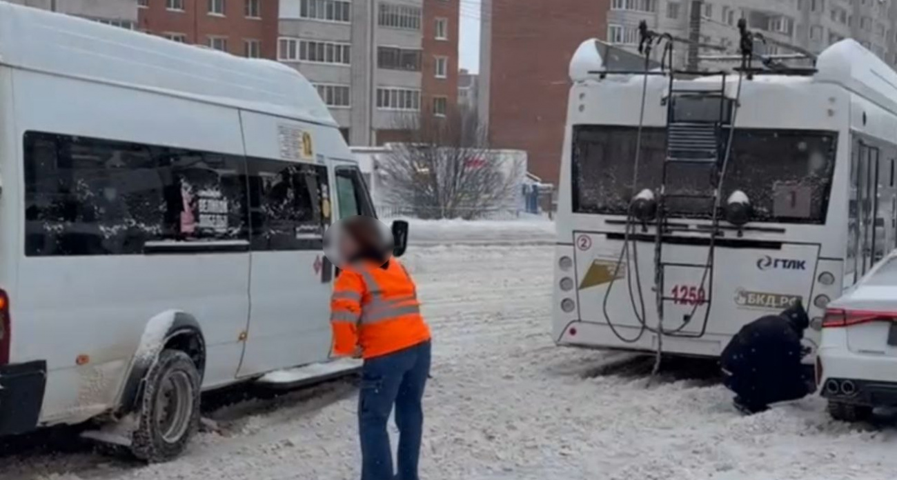 В Чебоксарах в Северо-западном районе на остановке произошло столкновение двух троллейбусов, маршрутки и легковушки