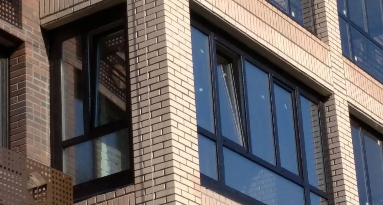 Забудьте о промерзших подоконниках и уличном гуле: установите остекление, которое поменяет ощущение дома