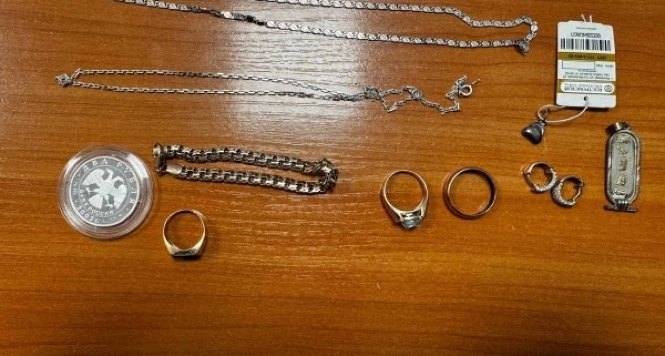 В Чебоксарах студент отдал аферистам 500 тысяч из сейфа и готовился сдать украшения в ломбард