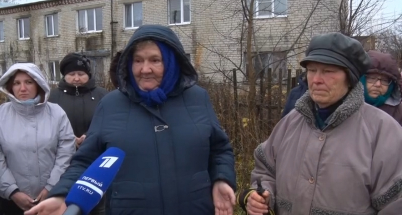 Жители Шумерли годами живут в гниющих аварийных домах и не могут добиться от властей переселения: тему обсудили в "Мужское/Женское"