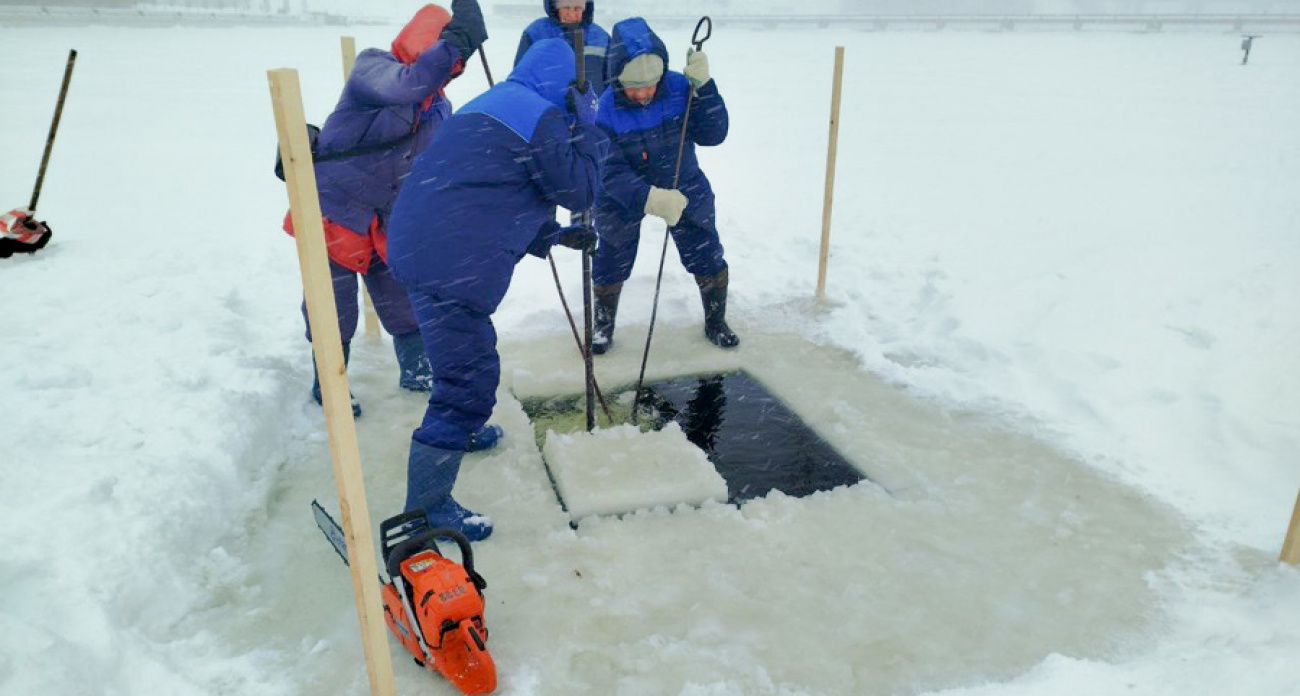 На чебоксарском Заливе начали прорубать лед
