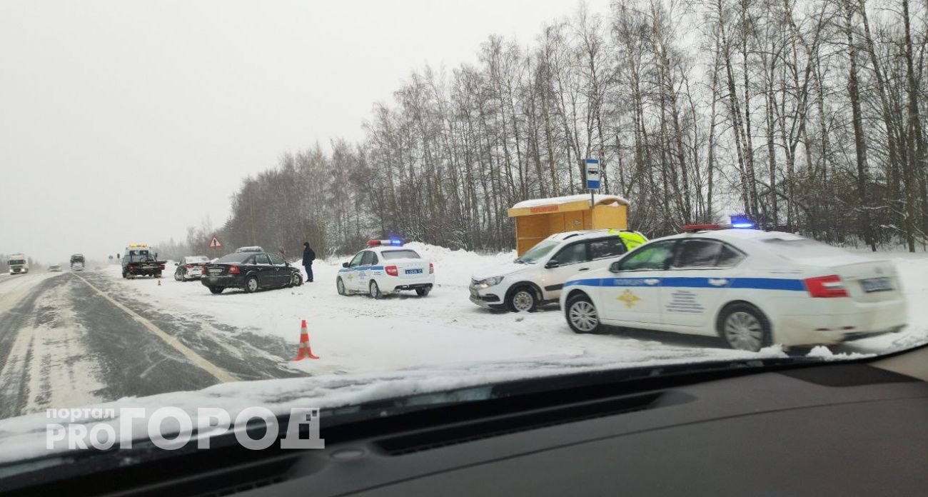 Массовое ДТП на трассе под Чебоксарами: у автобусной остановки столкнулись четыре машины
