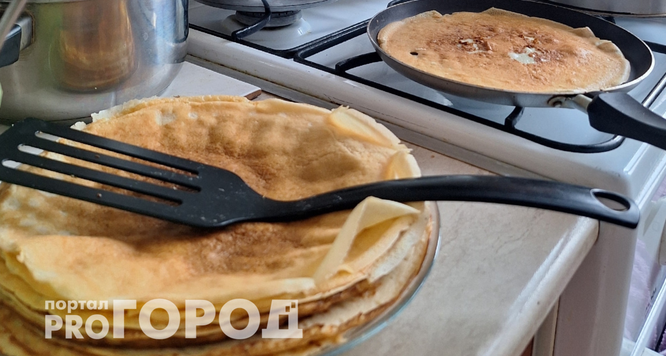 Не кладу больше яйца в тесто: один секретный компонент делает блины воздушнее и дешевле