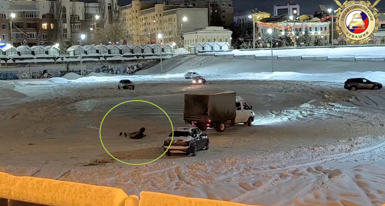 Ночью в Чебоксарах молодежь каталась на "ватрушках", привязанных к ГАЗели