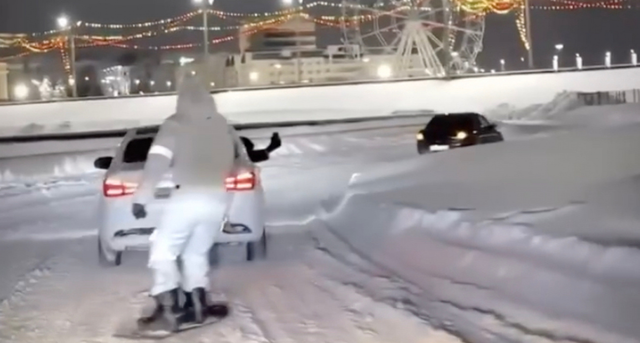 Полиция заставила раскаяться чебоксарца, который катался на сноуборде, зацепившись за автомобиль