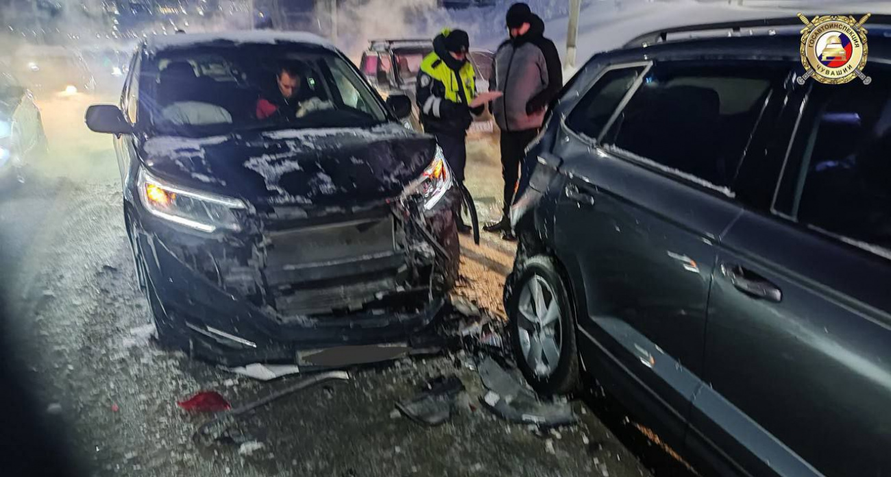 Морозным утром в Чебоксарах столкнулись две иномарки: в больницу увезли пассажирку