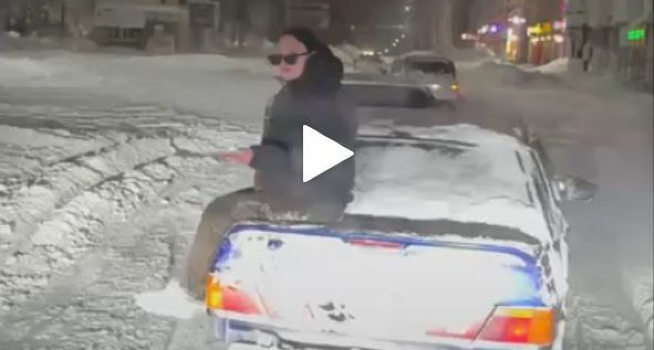 В Чувашии легковушка везла парня, который сидел на багажнике, свесив ноги