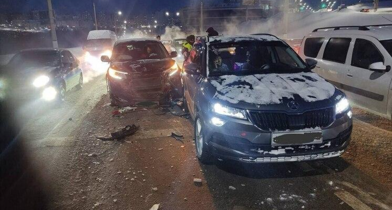 59-летний водитель Honda не справился с гололедом: пассажирка Skoda получила черепно-мозговую травму на Президентском бульваре