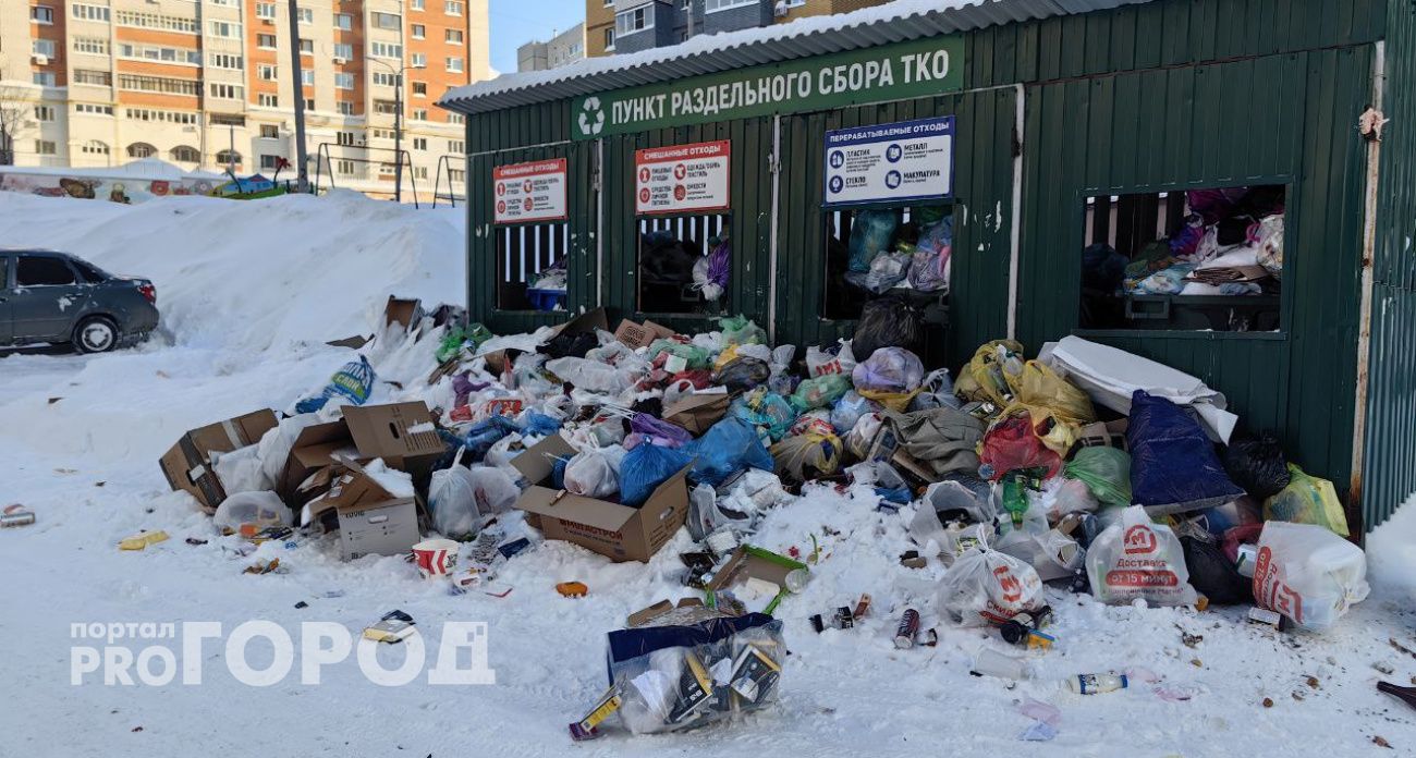 Чебоксары тонут в мусоре: горожане жалуются на переполненные контейнеры, а регоператор винит снег и припаркованные авто