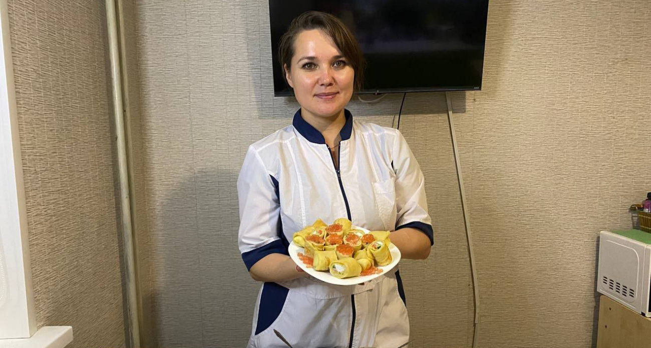 Чувашский кондитер превращает блины в произведение искусства: собирает торты, крутит рулеты и русские роллы