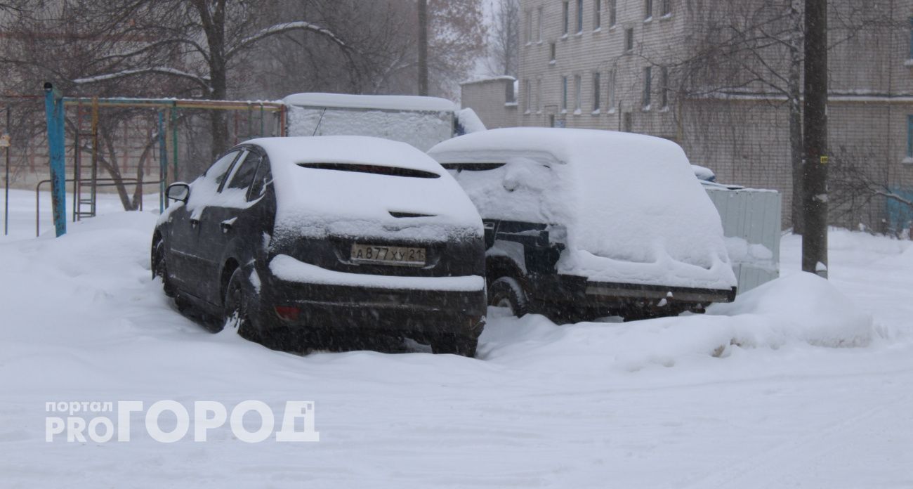 После обильных снегопадов в Чебоксарах появились объявления с предложением откопать автомобили и расчистить парковку