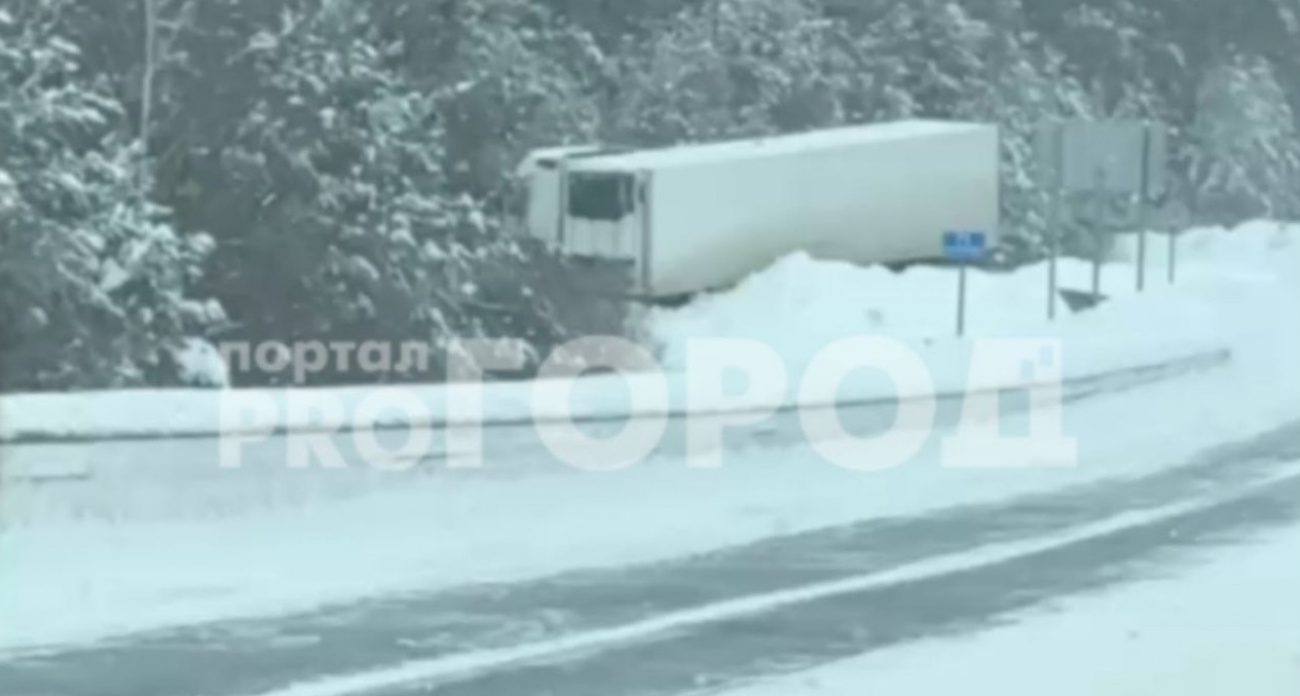 В Комсомольском районе большегруз и легковушка в результате столкновения вылетели на обочину