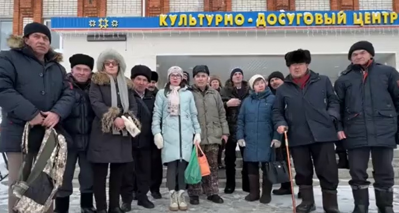 Местные жители просят не закрывать больницу в Аликово: "Путин, спасите нашу больницу"