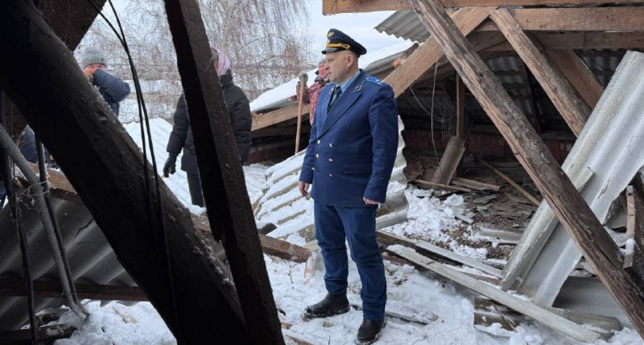 В чувашском селе обрушилась крыша над подъездом многоквартирного жилого дома