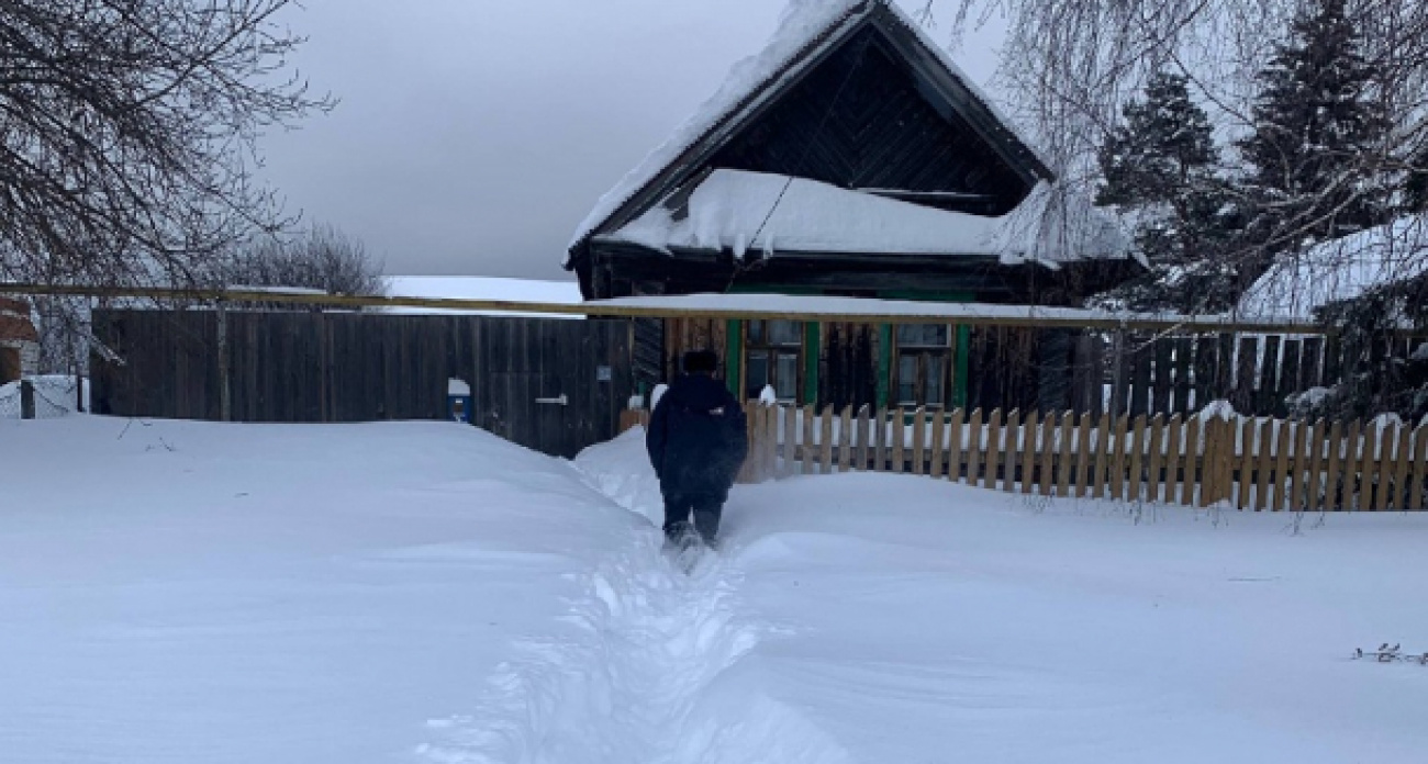 В Чувашии дом пенсионерки завалило снегом так, что она оказалась заперта внутри