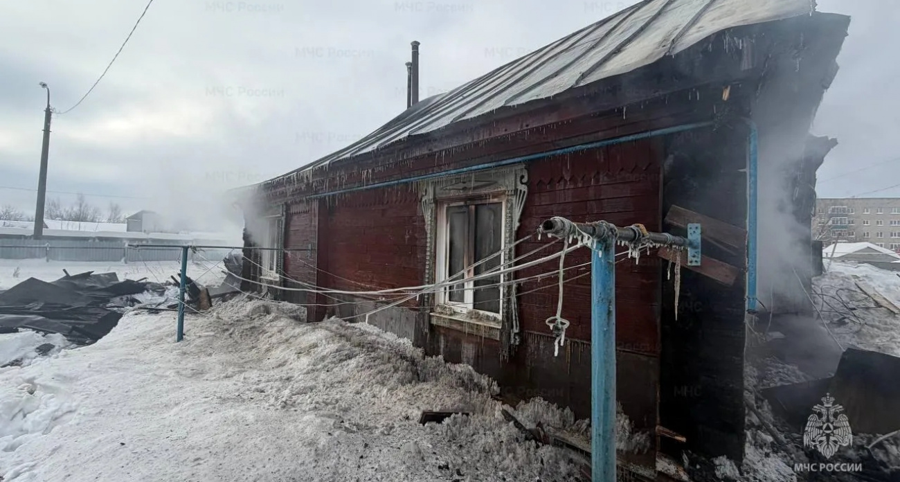 В Канаше дотла сгорел жилой дом: хозяин погиб, его знакомая получила сильные ожоги