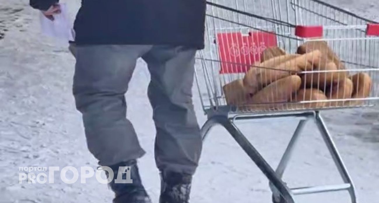 Хлеб для "Пехета" везли в продуктовой тележке без упаковки: ситуация попала на видео