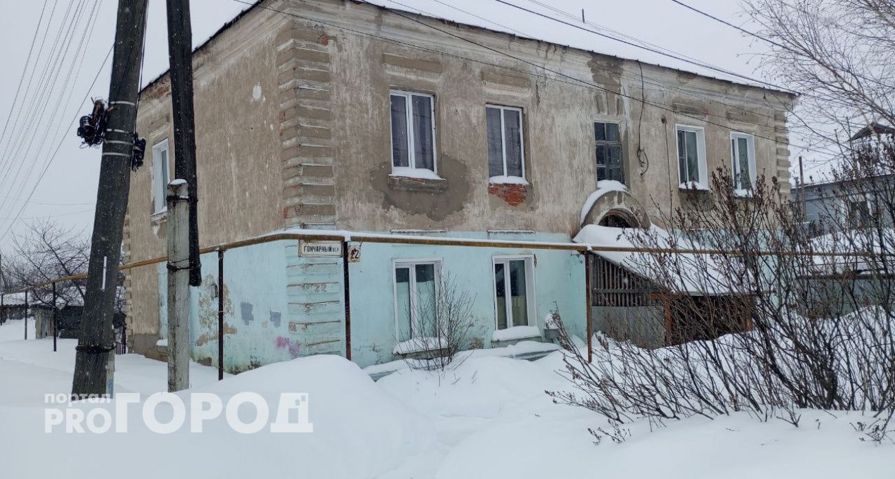 В Алатыре жилой дом съедает плесень, а женщина-инвалид вынуждена прятаться под тазиком от воды с крыши  