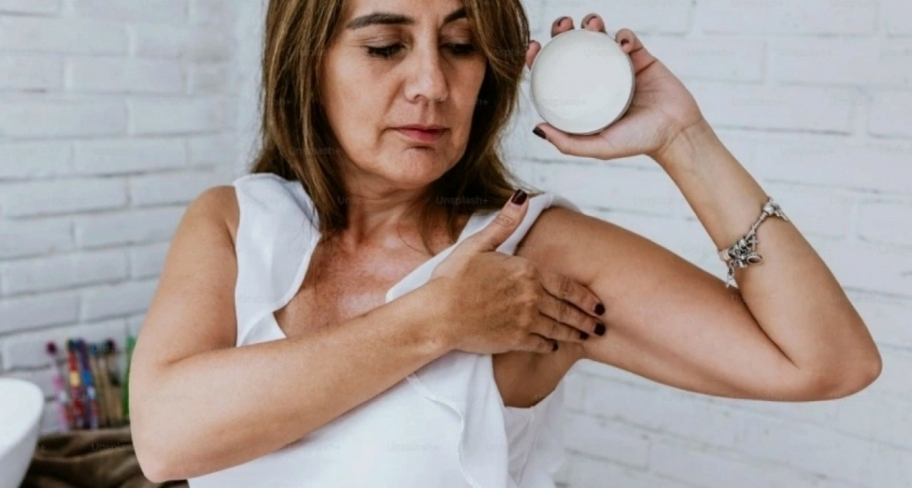 Под пуховиком больше не потеете: два средства из аптеки спасут от потливости лучше любого дезодоранта