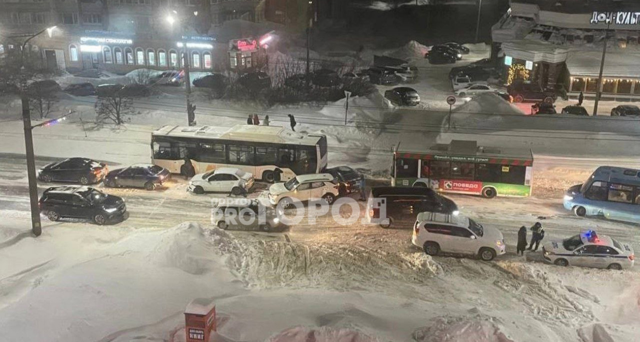 В Чебоксарах на Максима Горького произошло крупное ДТП с участием нескольких легковых авто и автобуса